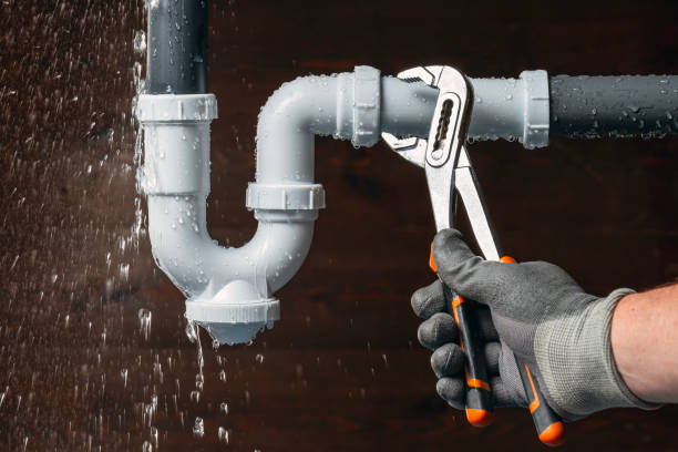 Professional Plumbing technician working in Waelder, TX